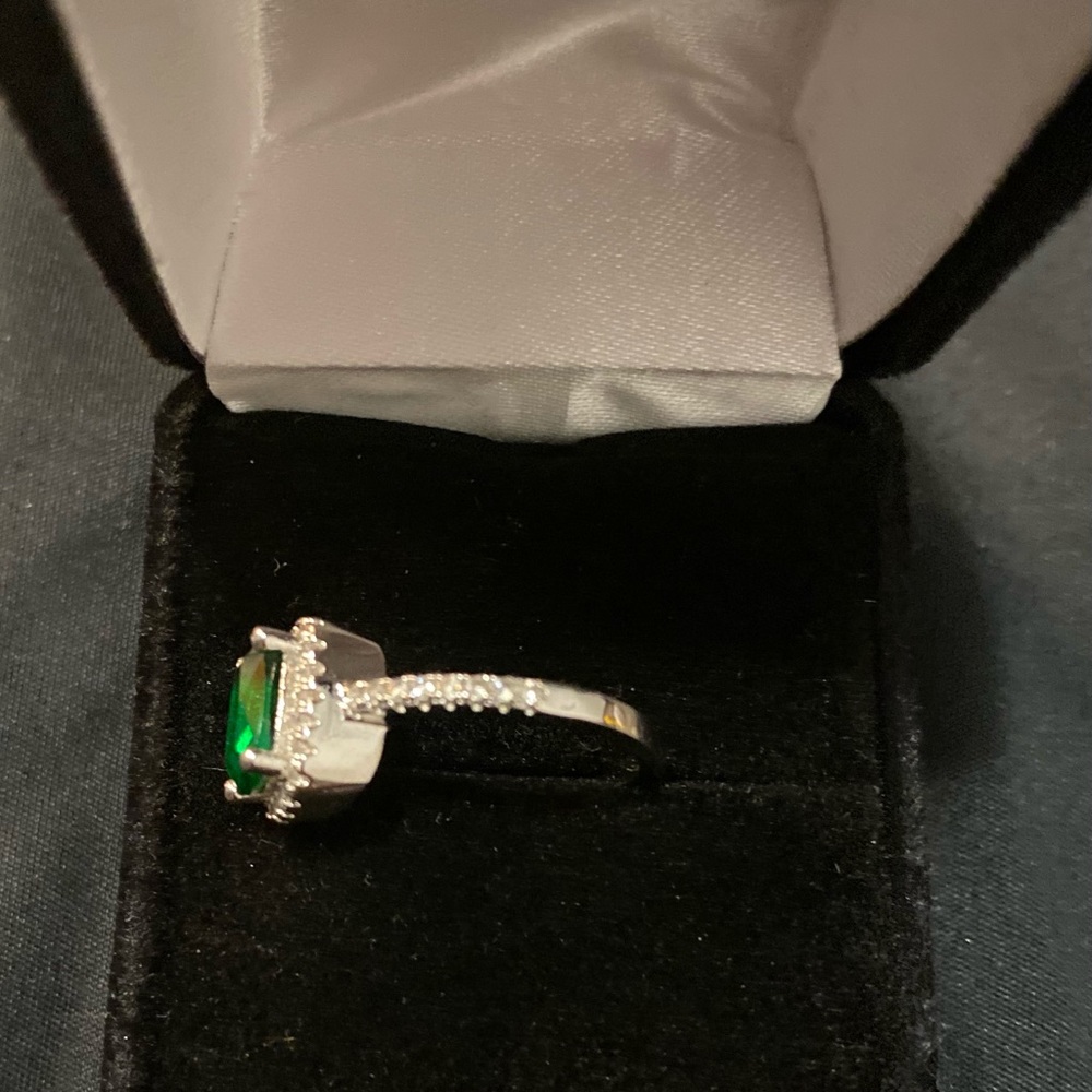 925 Ring With Simulated Emerald - image 3